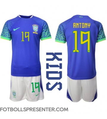 Brasilien Antony #19 Bortatröja Barn VM 2022 Kortärmad (+ korta byxor)